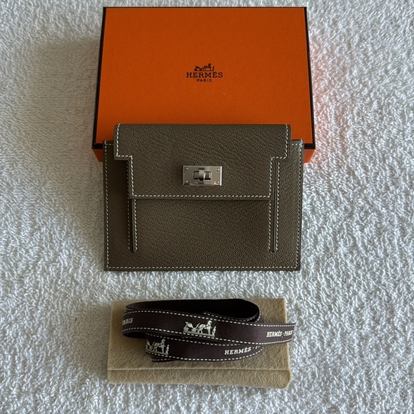 Hermes Chevre Chandra Kelly Pocket Compact Wallet Etoupe - Picture 1 of 17